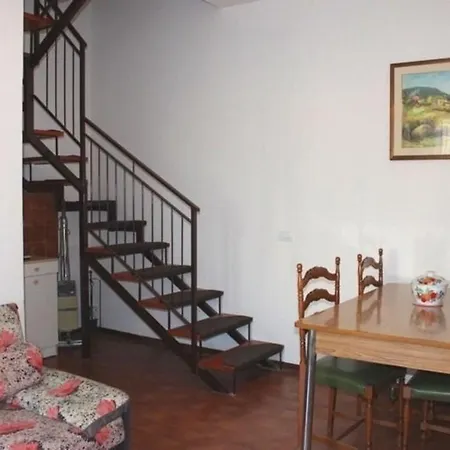 2-zi-fehaus, 1 Stock, Balkon Mit Kamin Und Kleinen Privaten Garten Mit Pp